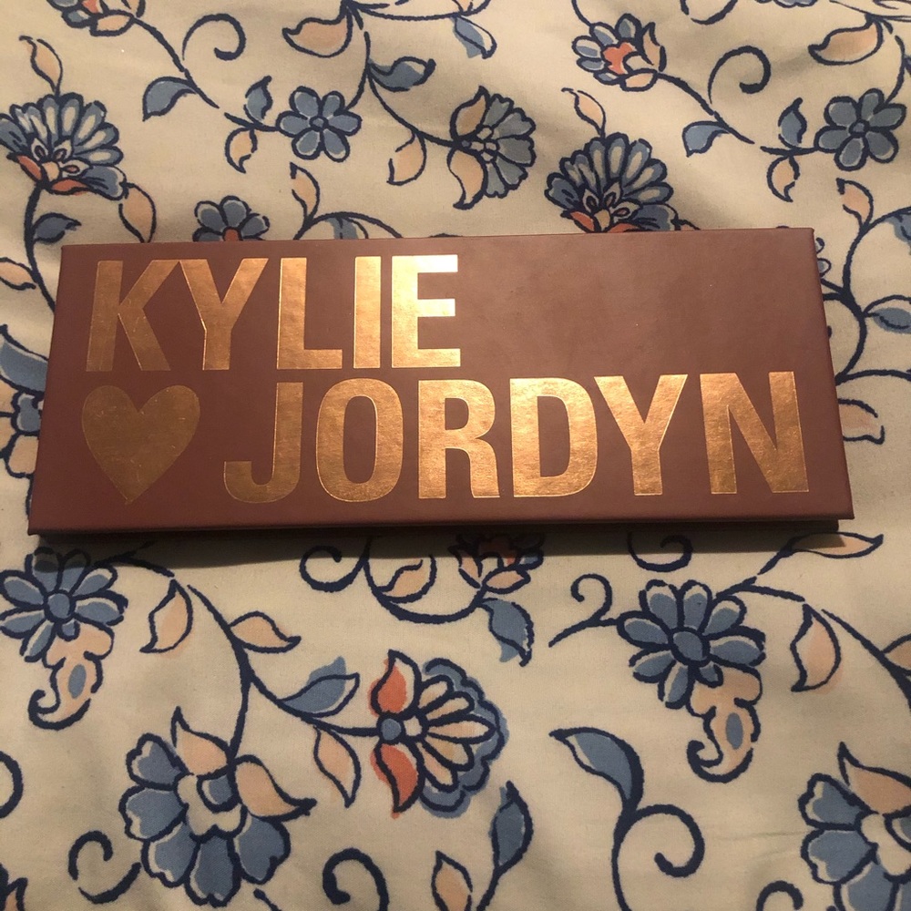 Kylie Jenner x Jordyn Palette 💜🍑